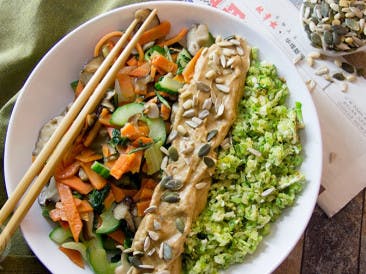 Riz au brocoli avec satay et légumes