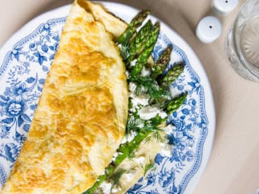Tortilla con espárragos verdes y queso feta