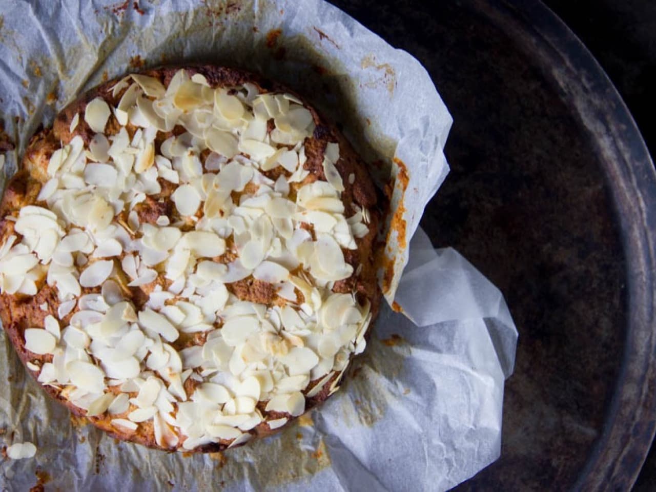 Tarta de manzana hecha de harina de almendras