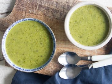 Zucchini soup with broccoli