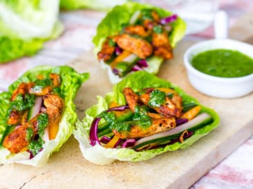 Envoltura de lechuga de pollo y aderezo de albahaca