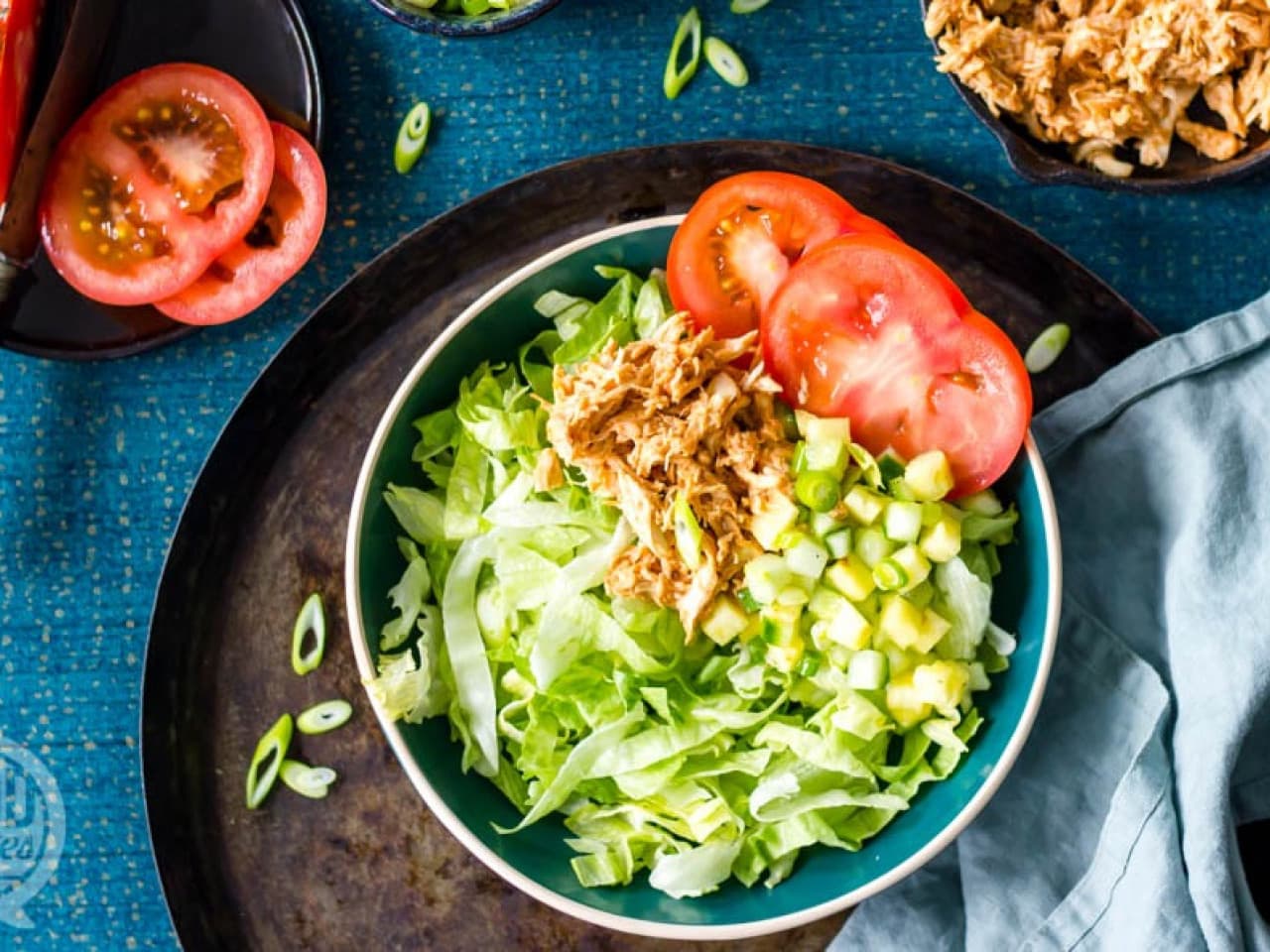 Ensalada con pollo desmenuzado y piña