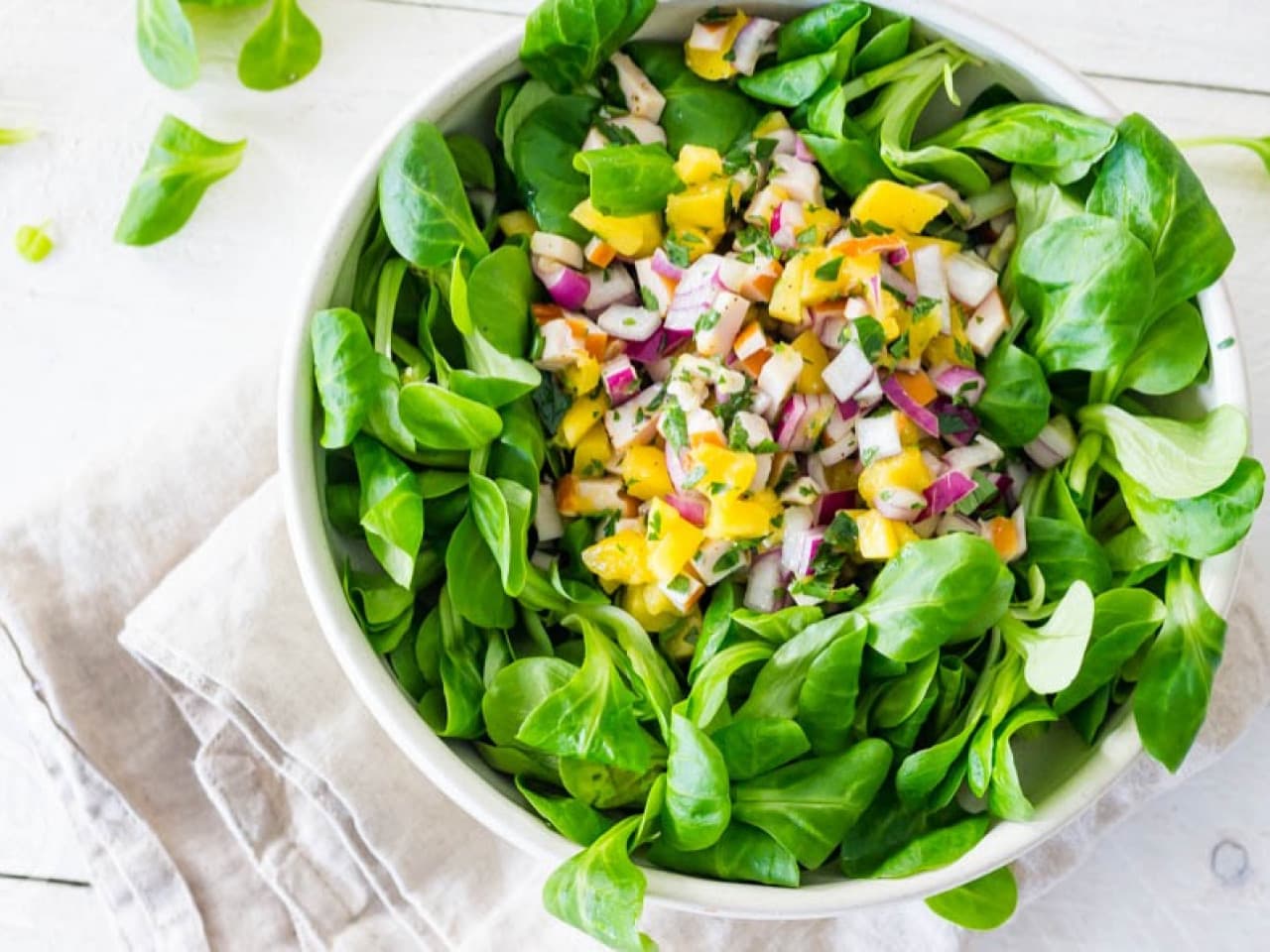 Ensalada de mango y pollo.