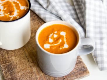 Sopa de tomate con ajo asado
