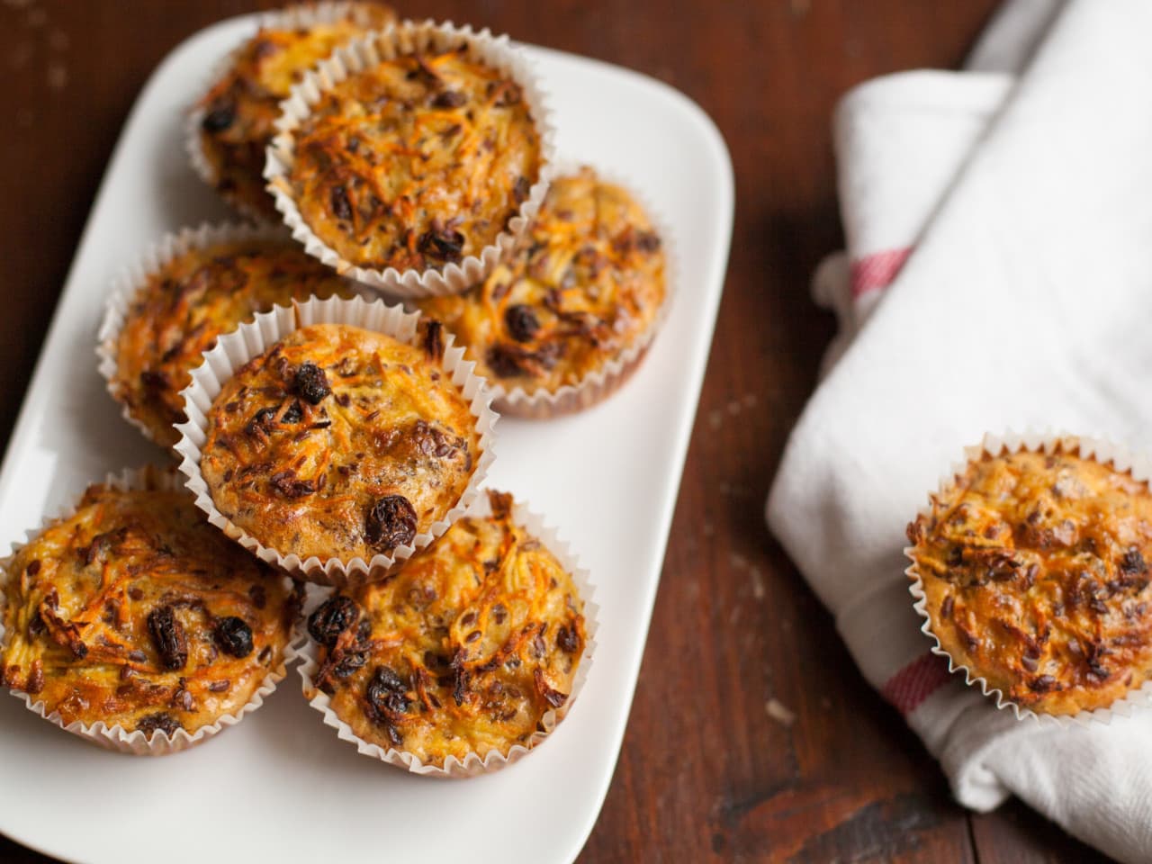 Pastelitos de manzana y zanahoria con pasas