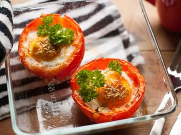 Huevo frito en tomate