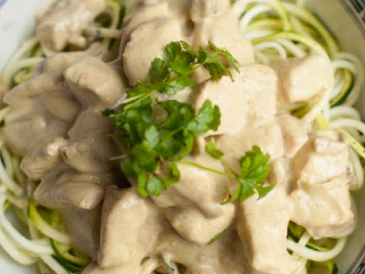 Pollo al curry verde con zoodles