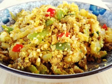 Riz frit au chou-fleur avec viande hachée