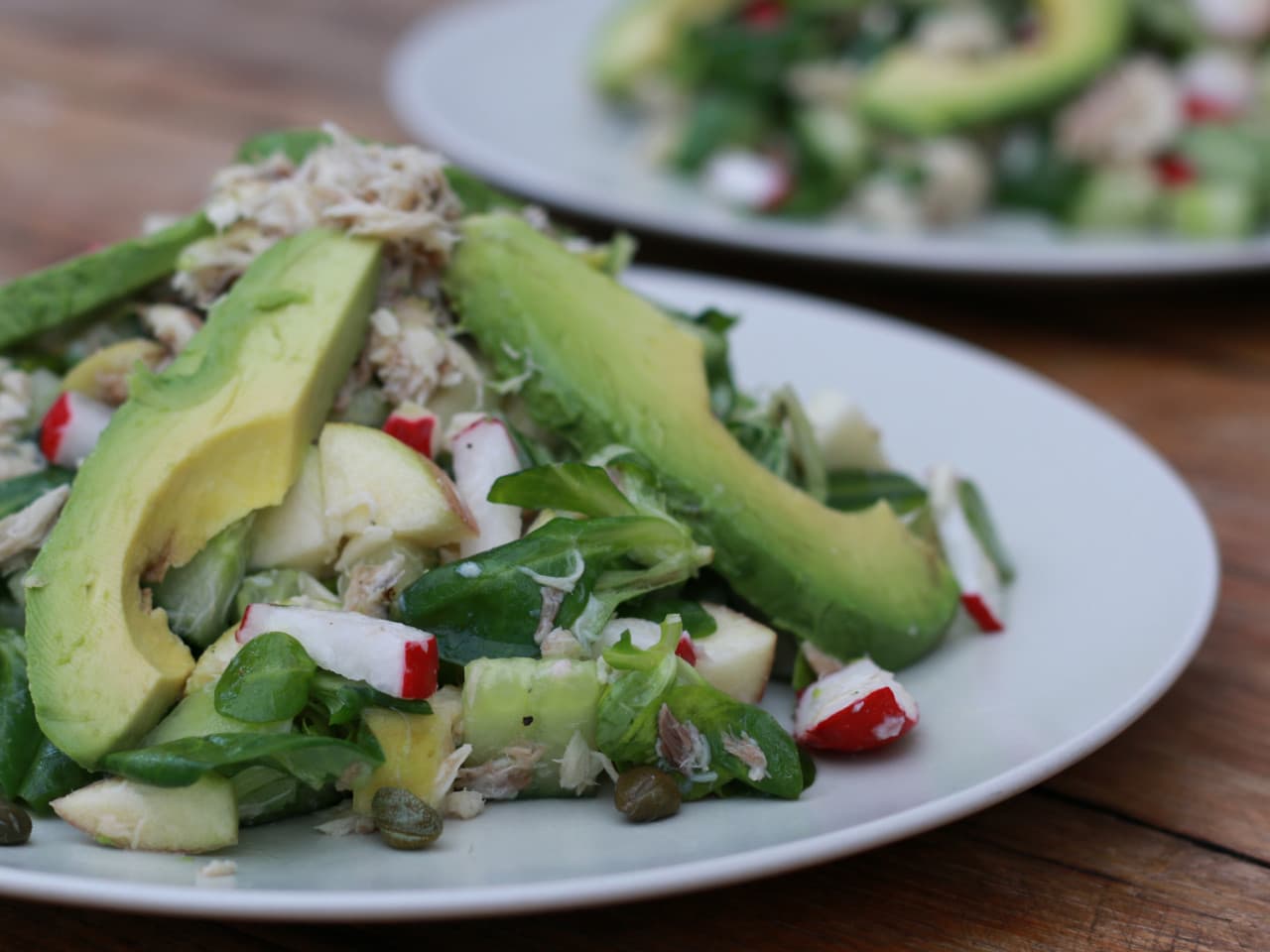 Ensalada dulce fresca con manzana y caballa