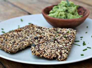 Galletas saladas con guacamole y huevo cocido