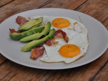 Huevos fritos con tocino y aguacate