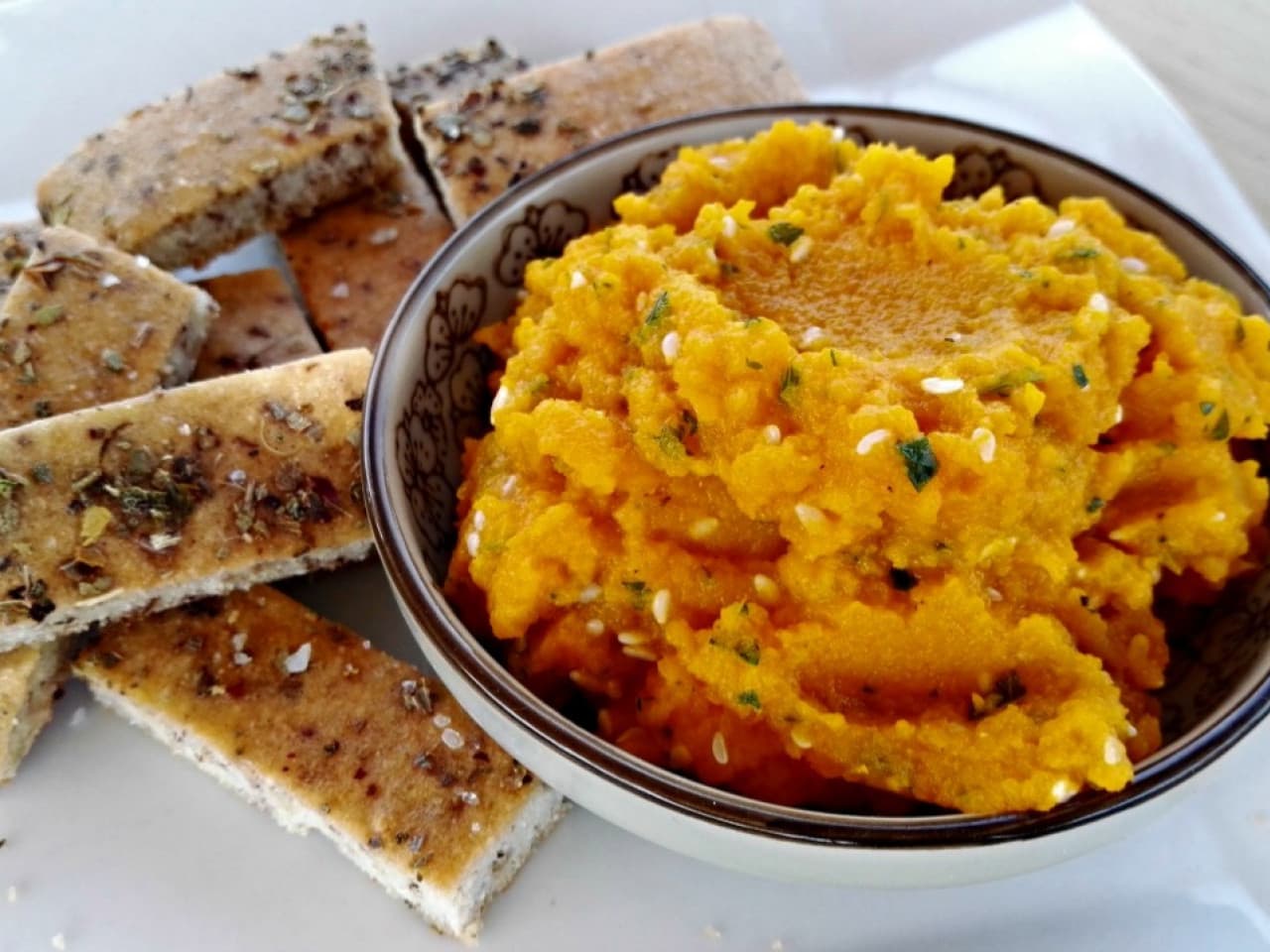 Focaccia con zanahoria y sésamo