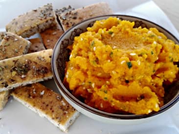 Focaccia avec tartinade de sésame et carotte