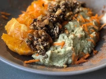 Pan de jengibre guacamole con mandarina y granola