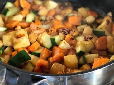 Plato de invierno de una sartén con chirivías