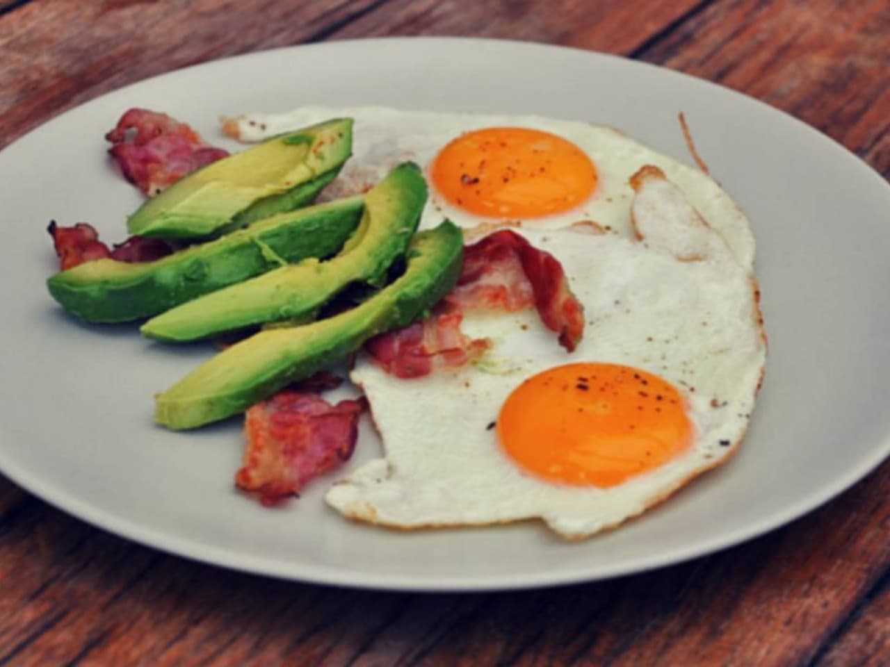 Huevo, tocino, aguacate y tomate.