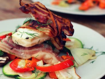 Plato de pescado con bacalao y mezcla de verduras