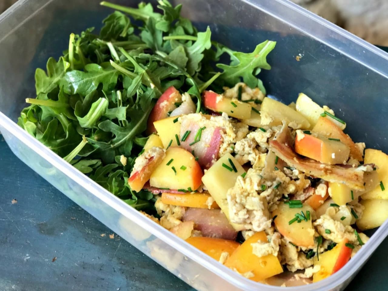 Roerei met bieslook, appel en spek