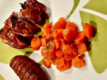 Varkenshaas met geglaceerde worteltjes en zoete aardappel