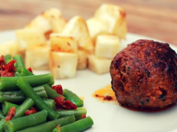 Cubos de apio, albóndigas y frijoles