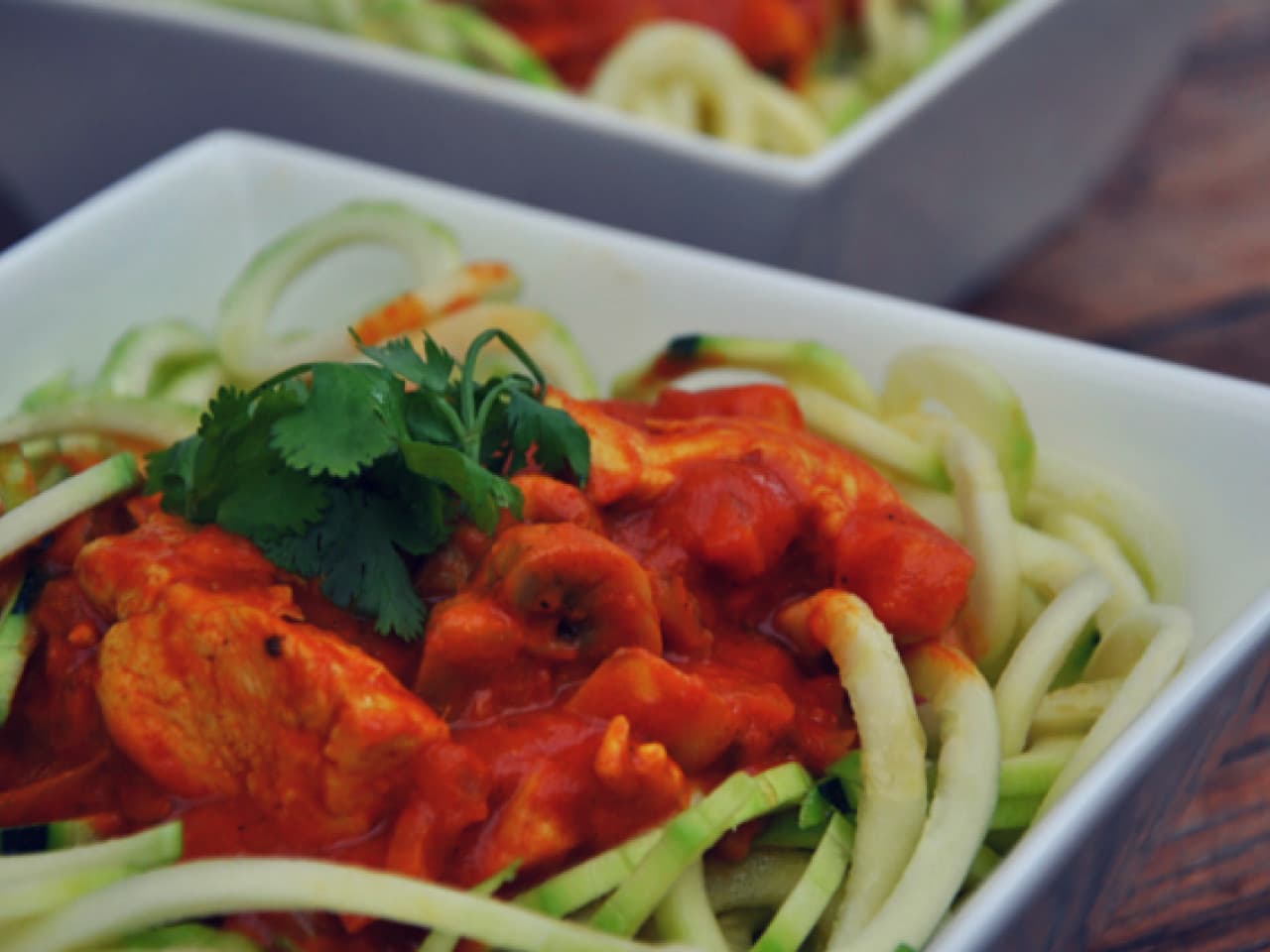 Pollo al curry con fideos de calabacín