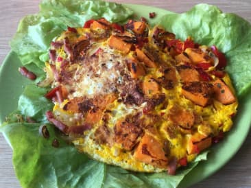 Zoete aardappel omelet op een bedje van sla