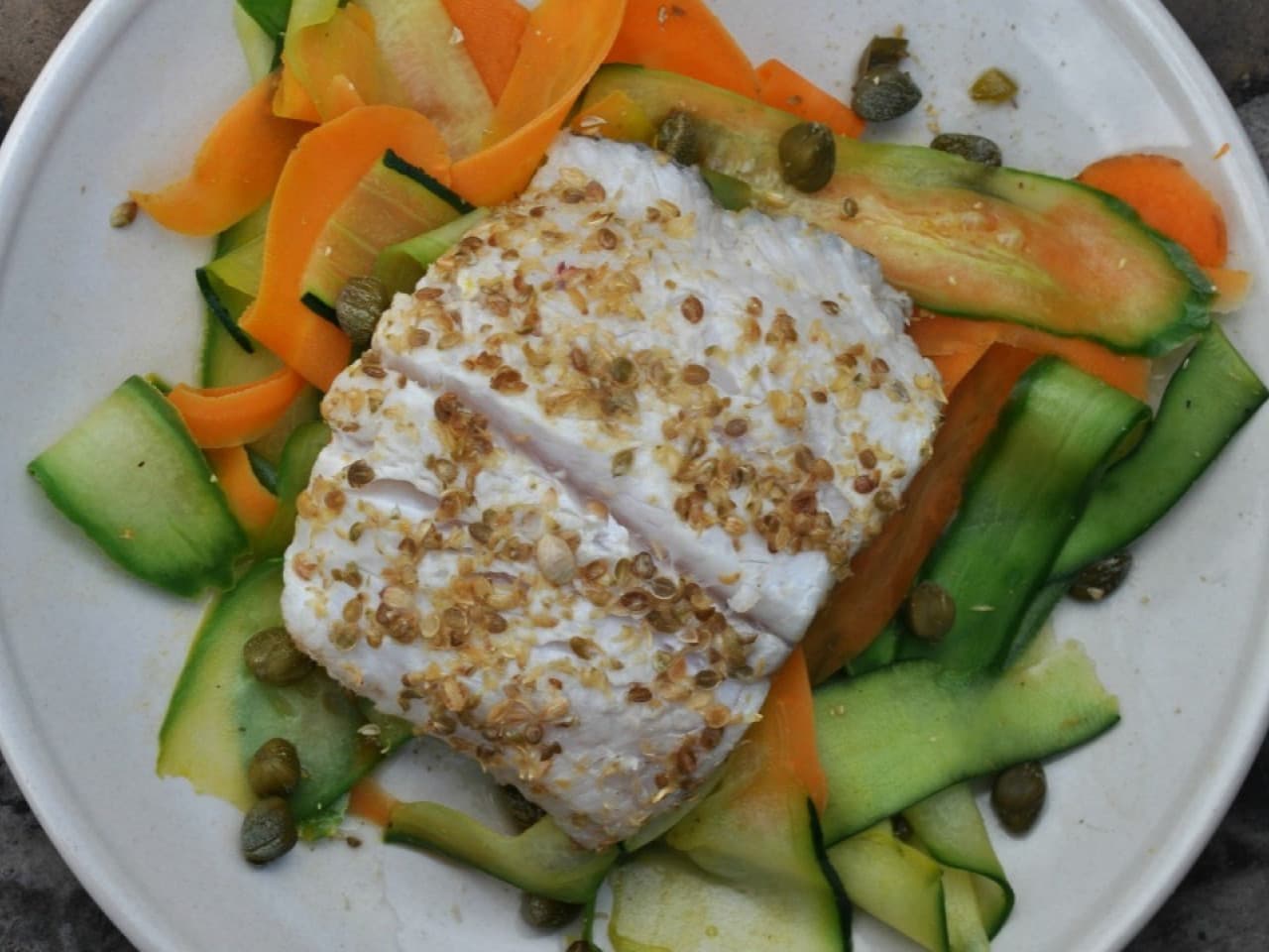 Poisson coriandre grillé avec des fils de légumes