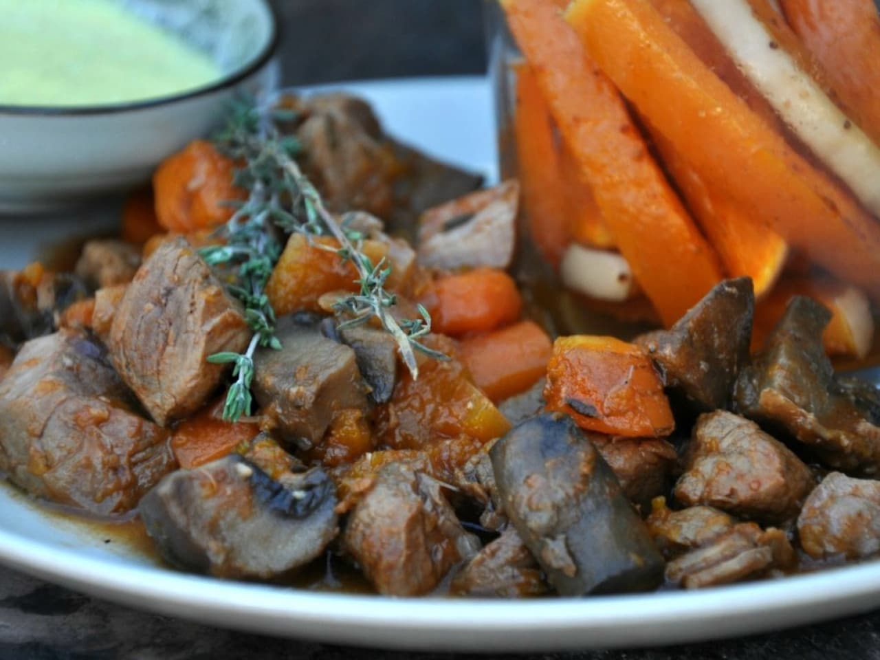 Tomillo estofado de ternera con patatas fritas de calabaza