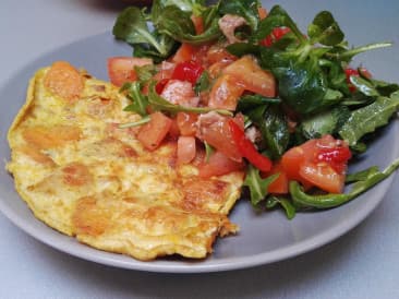 Zoete aardappeltortilla met salade