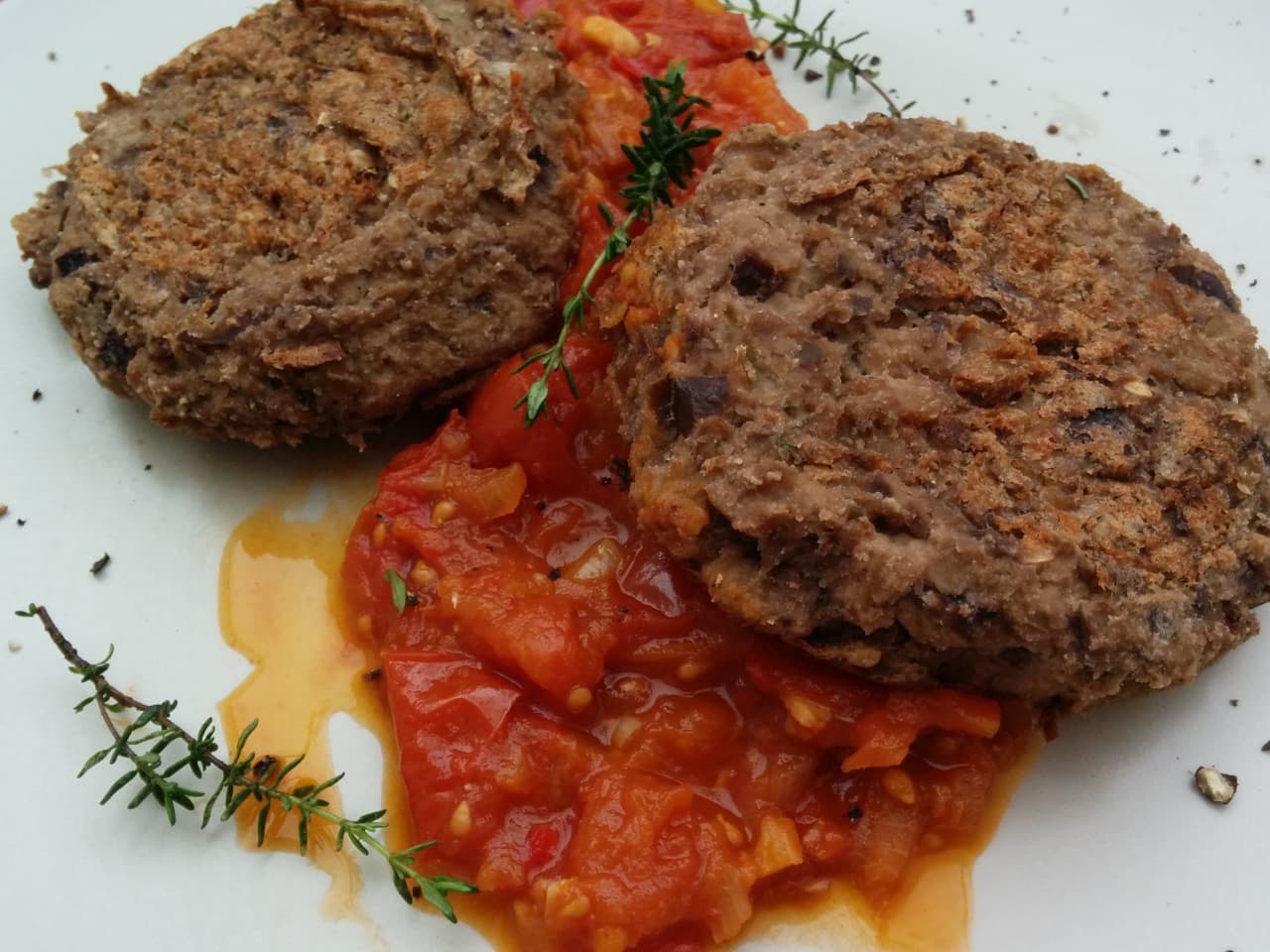 Eggplant burger with spicy tomato sauce