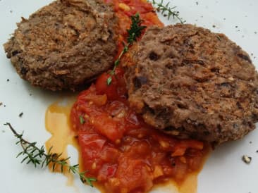 Aubergine burger met pittige tomatensaus