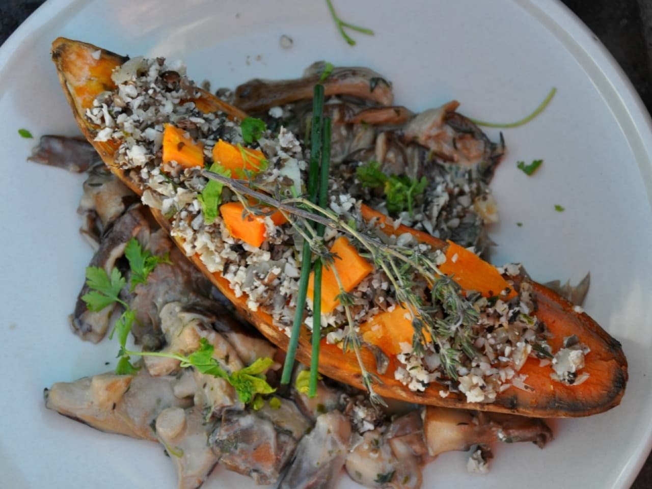 Patate douce rôtie avec sauce aux champignons