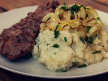 Puré con cebolla frita y carne.