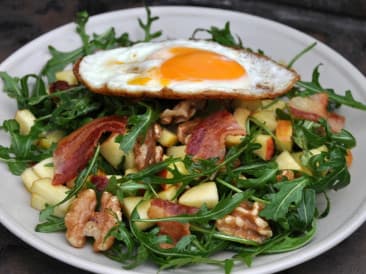 Ensalada de rúcula con tocino, huevo y nueces