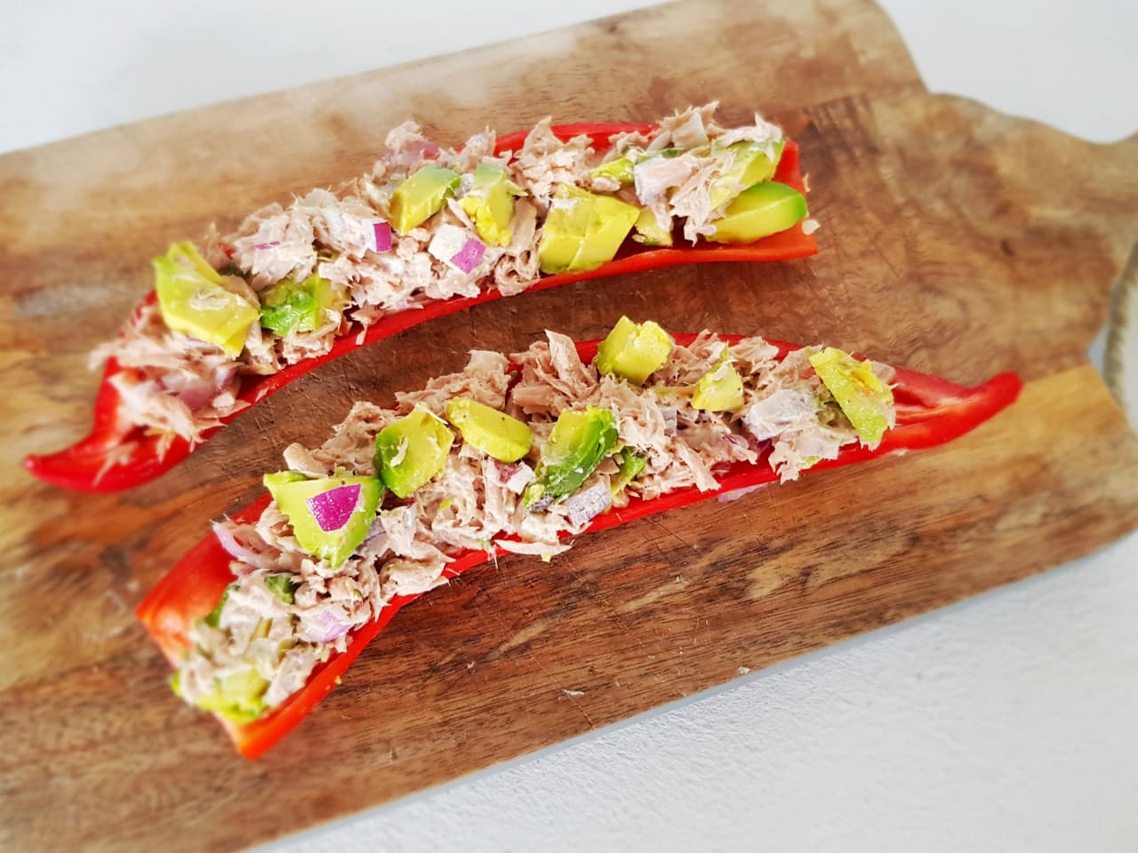 Pimiento puntiagudo relleno de atún y aguacate