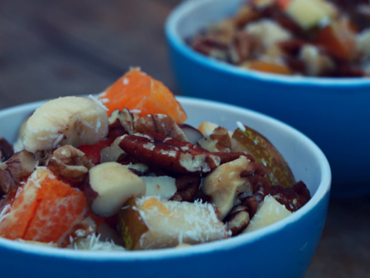 Ensalada de frutas con nueces y barras de espinacas