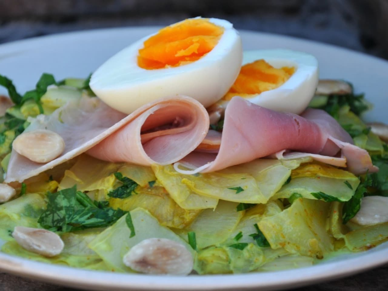 Plato de achicoria con jamón y huevo