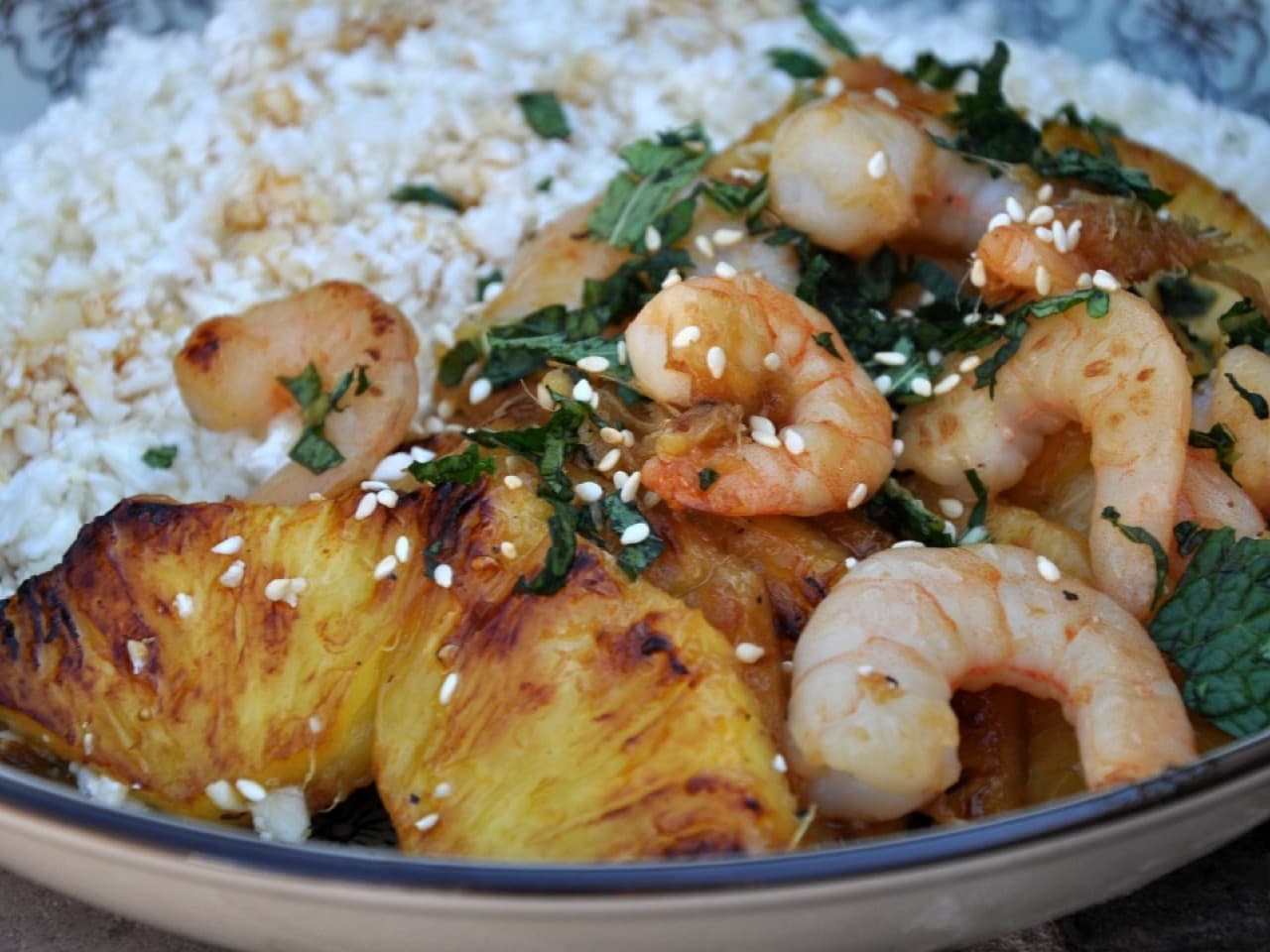 Garnalenwok met ananas en gember