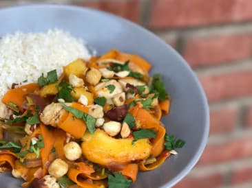 Wok de pollo con durazno y avellana