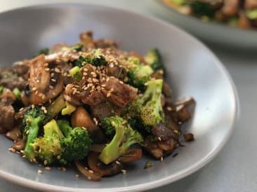 Plat à casserole avec brocoli et lanières de boeuf