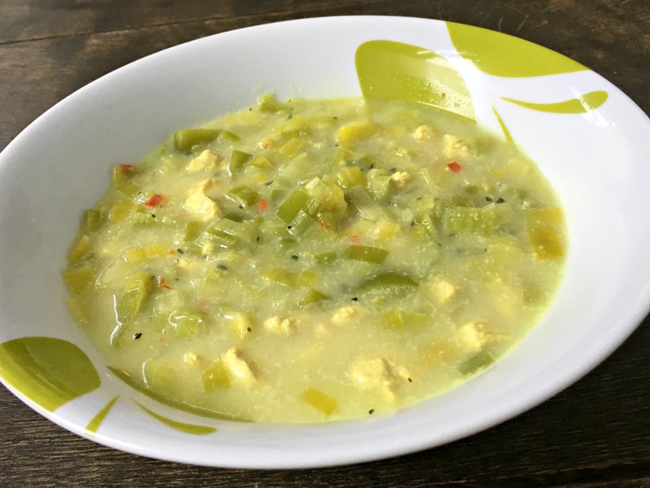 Sopa de pollo al curry y puerro