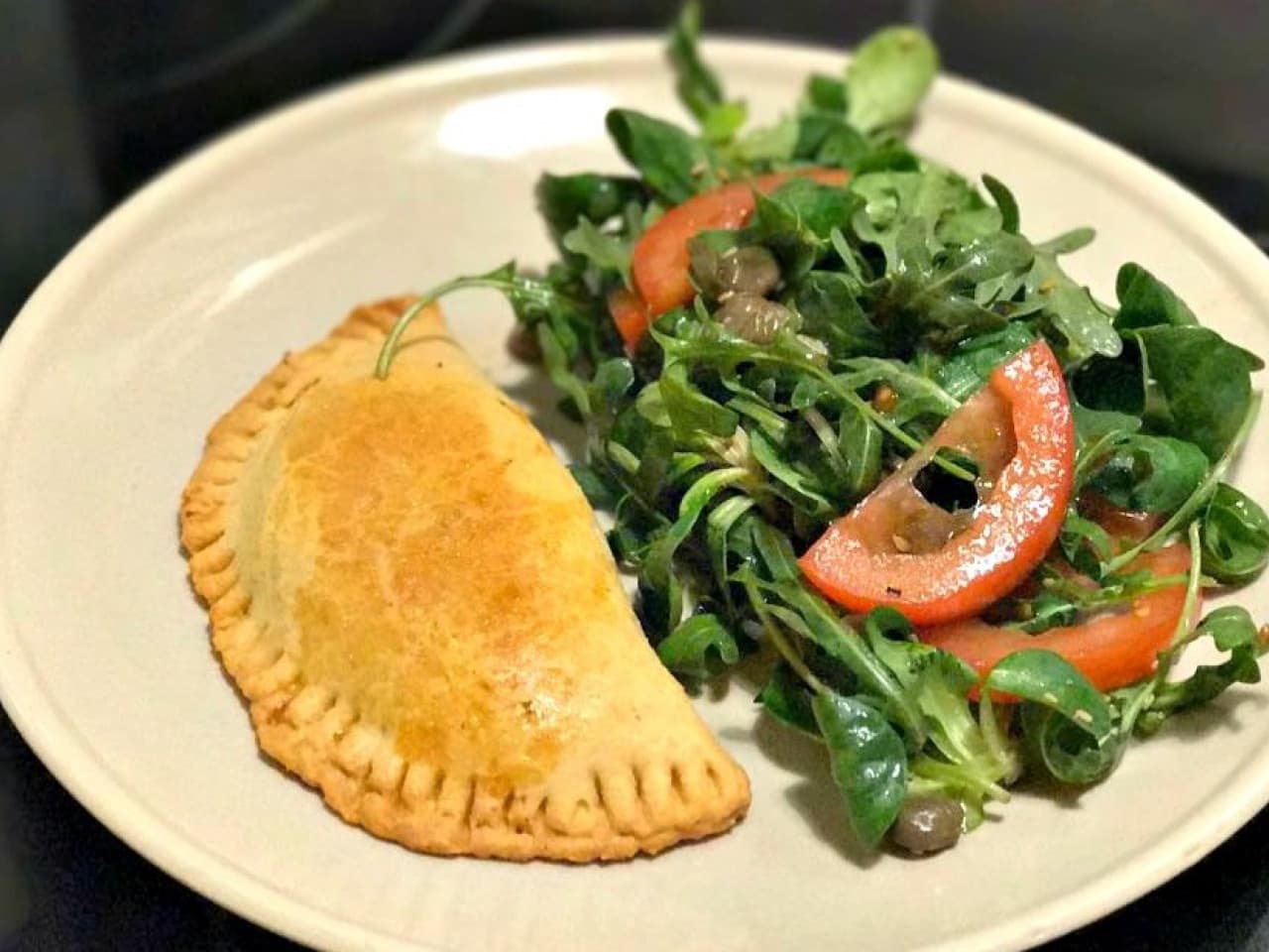 Empanada met rucolasalade