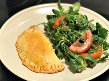 Empanada con ensalada de rucola