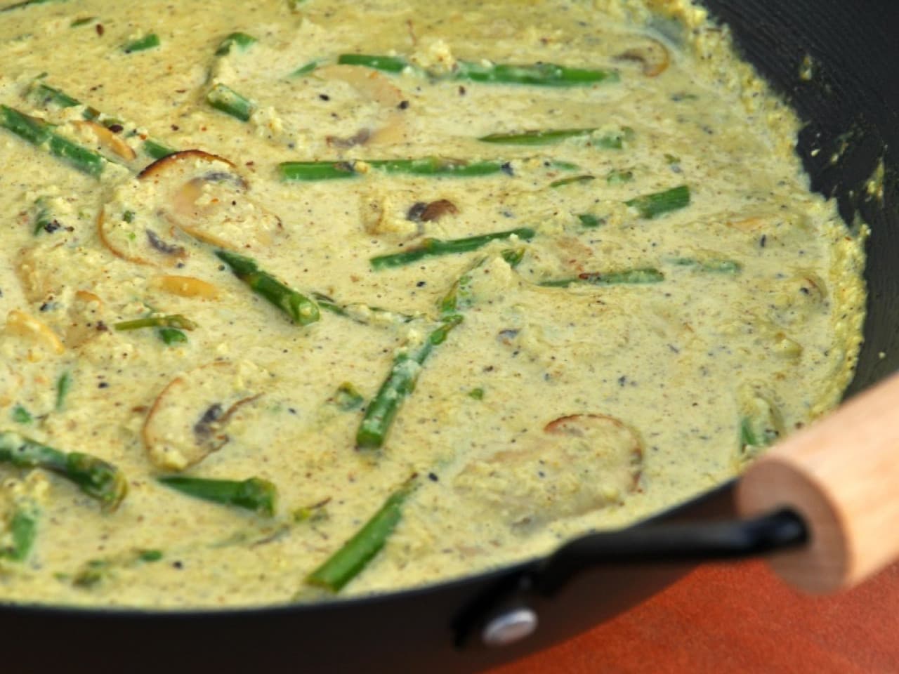 Curry met groene asperges