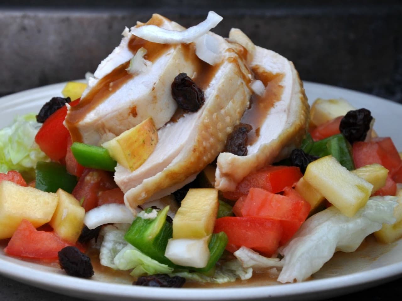 Ensalada de pollo con aderezo de miel y mostaza