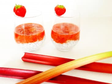 Chiapudding met rabarbercompote