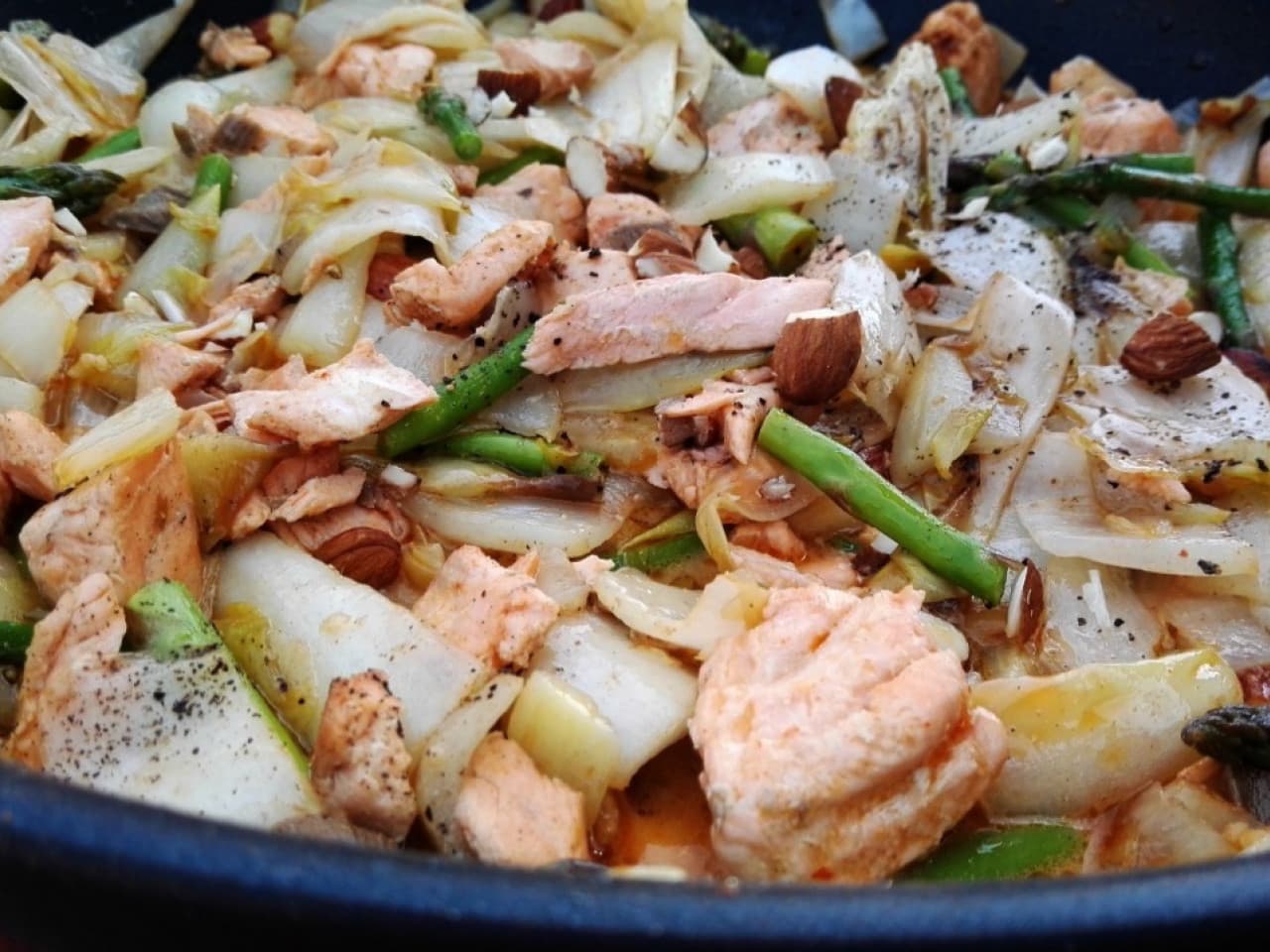 Zalmschotel met witlof en groene asperges