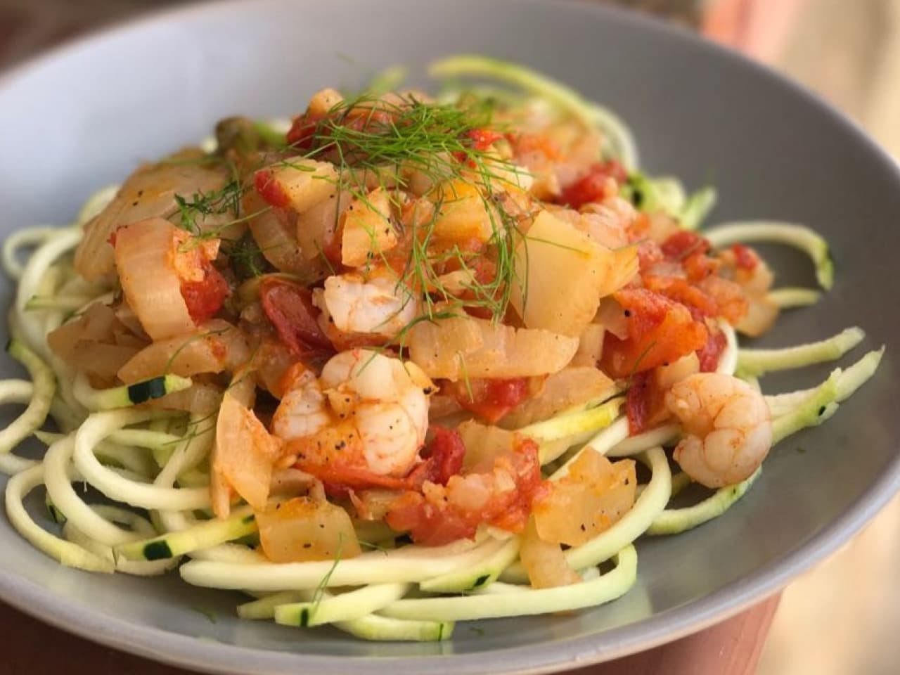 Zucchini with fennel sauce and shrimps