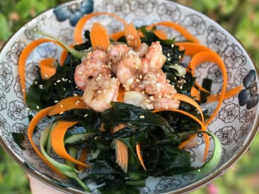 Ensalada de algas con pepino y gambas