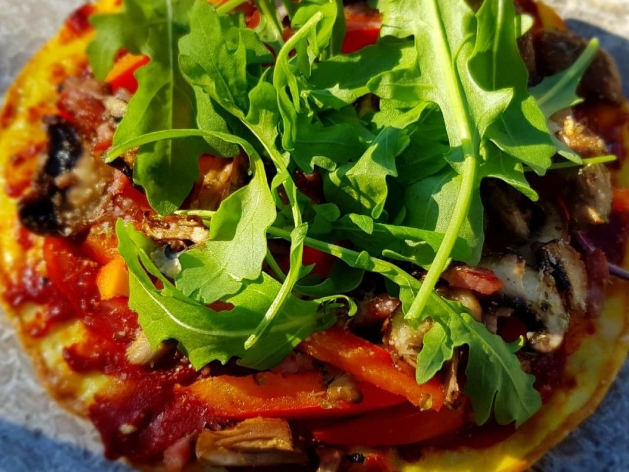 Quick pizza with arugula